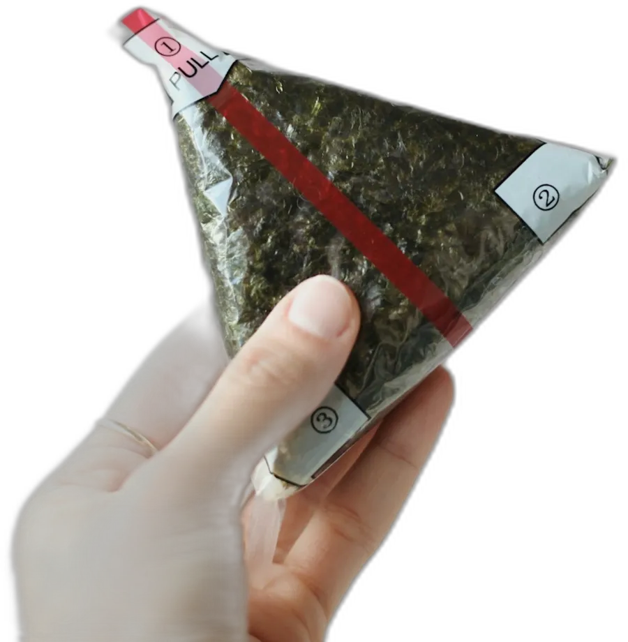 En onigiri i plastfilm med numren 1, 2 och 3, i en hand